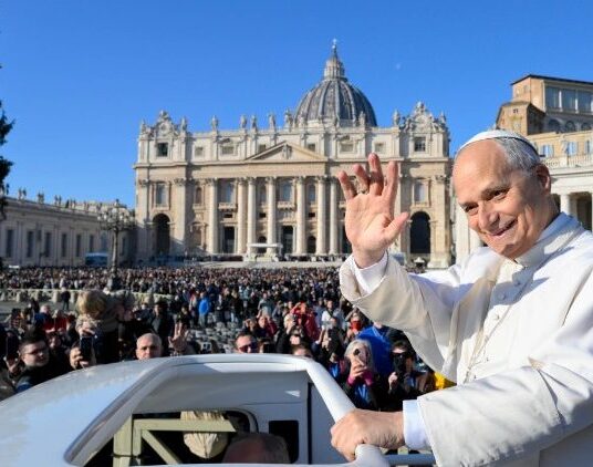 Papež o Vánocích: Vyhýbejme se nákupní horečce, pozvěme ke stolu osamělé