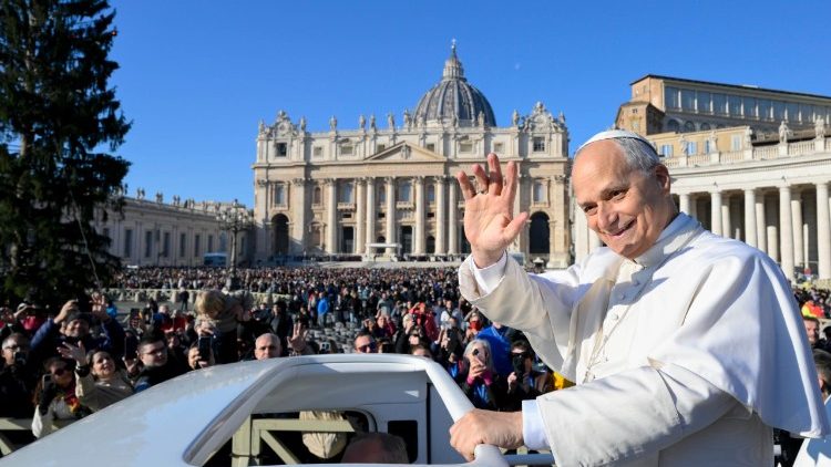 Papež o Vánocích: Vyhýbejme se nákupní horečce, pozvěme ke stolu osamělé